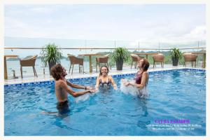 Hồ bơi trong/gần Cat ba Paradise Hotel - Sky Bar & Massage