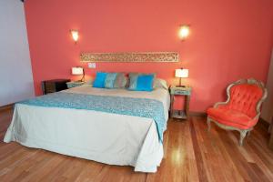 ein Schlafzimmer mit einem Bett und einer roten Wand in der Unterkunft La Mision Mocona - Lodge de Selva in Saltos del Moconá