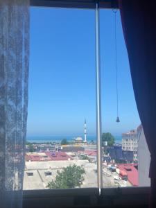 een raam met uitzicht op de stad bij Sanli Hotel Hammam & SPA in Trabzon