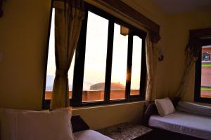 Area tempat duduk di Berg House Cafe and Hotel