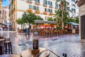 Restauracja lub miejsce do jedzenia w obiekcie iloftmalaga Ático Plaza de las Flores