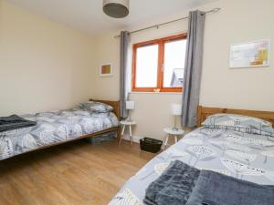 a bedroom with two beds and a window at Oak Lodge in York