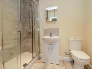 a bathroom with a toilet and a sink and a shower at Rose Lodge in York +11 photos