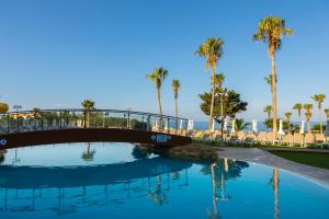 Bazén v ubytování Leonardo Laura Beach & Splash Resort nebo v jeho okolí