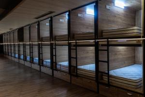 Łóżko lub łóżka piętrowe w pokoju w obiekcie Hostel Inbox