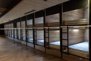 Łóżko lub łóżka piętrowe w pokoju w obiekcie Hostel Inbox