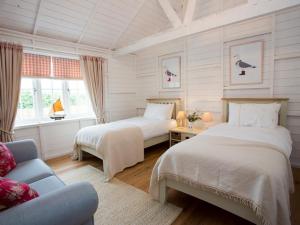 Llit o llits en una habitació de Lligwy Beach Cottage
