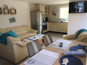 una cucina con due divani e un tavolo in una stanza di Ferienhaus Am Lutherweg a Seeburg