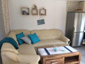 un soggiorno con un divano e un tavolo di Ferienhaus Am Lutherweg a Seeburg Altre 27 foto