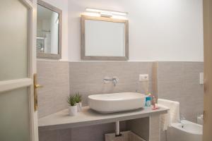 A bathroom at Casa Brunetta - WelcHome Még 15 kép