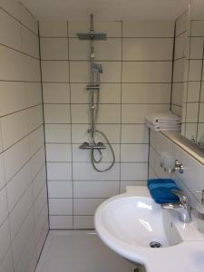 y baño con lavabo y ducha. en Ferienhaus Am Lutherweg, en Seeburg