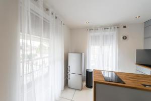 ノリッジにあるSt Stephens Road Apartmentの窓付きの客室で、キッチン(冷蔵庫付)が備わります。 +11枚の写真