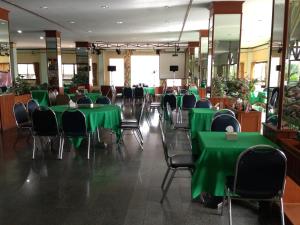 Ranong Garden Hotel tesisinde bir restoran veya yemek mekanı