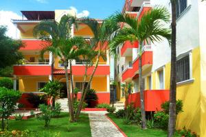 博卡奇卡的住宿－加勒比公園酒店，一座棕榈树建筑