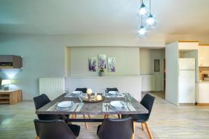 a dining room with a table and chairs at Villa Mariva in Pigianos Kampos
