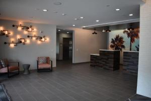 Гостиная зона в La Quinta Inn & Suites by Wyndham San Bernardino +54 фотографии