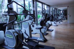 una fila de máquinas de correr en un gimnasio en Hotel Lungomare, en Andora