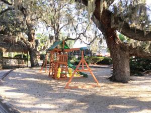 einen Spielplatz in einem Park mit einem Baum in der Unterkunft Grand Lake & Lifetime of Vacations Resorts in Orlando