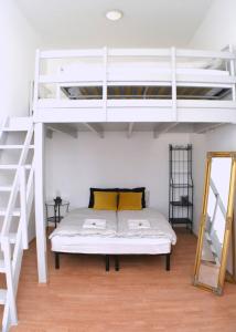 een slaapkamer met een stapelbed en een ladder bij BpR Auric Home in Boedapest