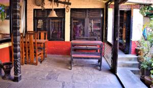 Area tempat duduk di Berg House Cafe and Hotel