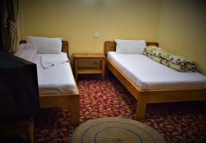 Tempat tidur dalam kamar di Berg House Cafe and Hotel