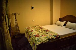 Un pat sau paturi într-o cameră la Berg House Cafe and Hotel