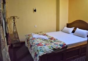 Tempat tidur dalam kamar di Berg House Cafe and Hotel