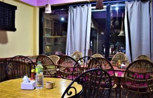 Area tempat duduk di Berg House Cafe and Hotel