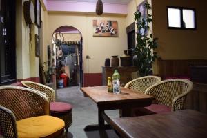 Area tempat duduk di Berg House Cafe and Hotel