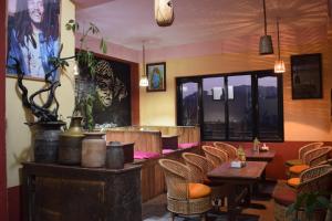 Area tempat duduk di Berg House Cafe and Hotel