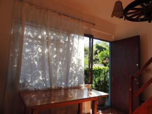 Habitación con ventana y mesa delante. en Pocitos Private Room, en Montevideo