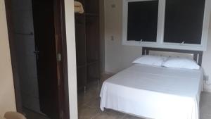 سرير أو أسرّة في غرفة في Hotel Maringa