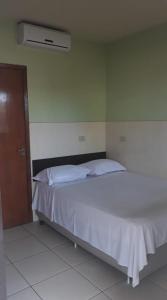 En eller flere senge i et værelse på Hotel Maringa