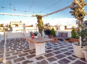 d'une terrasse avec une table en bois sur le toit. dans l'établissement R&G Salento, à Porto Cesareo