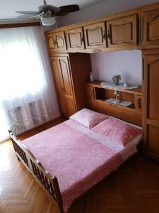 Postel nebo postele na pokoji v ubytování Naomi's Sunshine