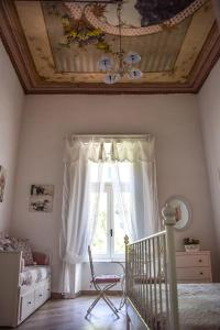 1 dormitorio con cuna y ventana con techo en Maison la Mitra - Dimore Partenopee en Nápoles