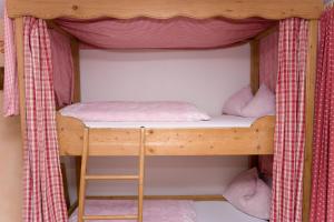 Двухъярусная кровать или двухъярусные кровати в номере Angerer Alm