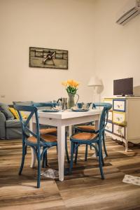 comedor con mesa blanca y sillas en Maison la Mitra - Dimore Partenopee en Nápoles