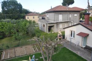 an aerial view of a house with a yard at GiaLoSa Biker House in Villa Verucchio