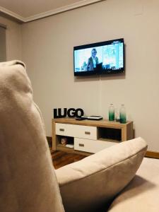 Una televisión o centro de entretenimiento en Apartamentos San Froilan