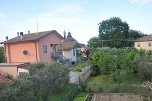 una imagen de una casa con un patio en GiaLoSa Biker House, en Villa Verucchio