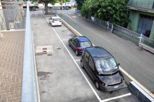 un par de autos estacionados en un estacionamiento en GiaLoSa Biker House, en Villa Verucchio
