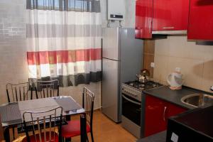 Una cocina o cocineta en Prometheus Apartment