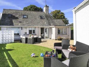 a backyard of a house with a lawn with stuffed animals at Perthi in Morfa Nefyn