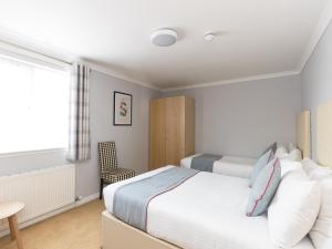 A bed or beds in a room at Clydesdale Hotel 