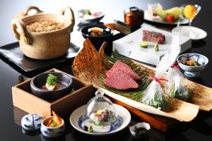 uma mesa coberta com pratos de comida numa mesa em Nakanobo Zuien (Adult Only) em Kobe
