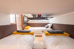 a small room with two beds in it at SEA-E-O in Lymington