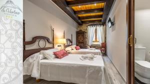 a bedroom with two beds and a bathroom with a tub at Pensión As Hortas in Palas de Rei