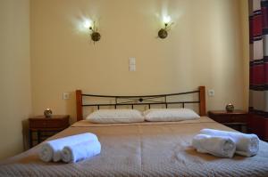 1 dormitorio con 2 camas y toallas. en Garden View Apartments, en Anaxos