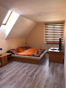 Кровать или кровати в номере Penzión Hradby